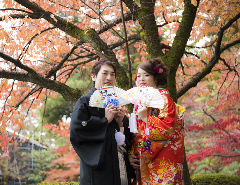 紅葉一面を背景に!