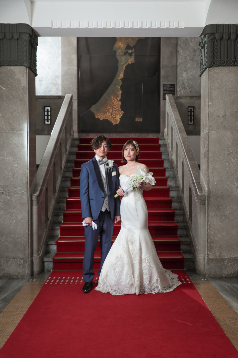 格式ある赤階段での一枚