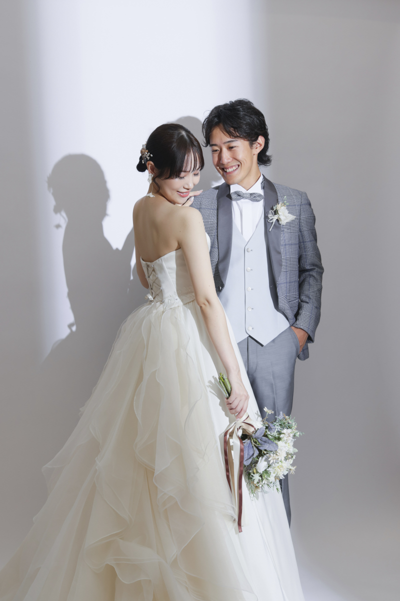 白バックのドラマチックライティングショット