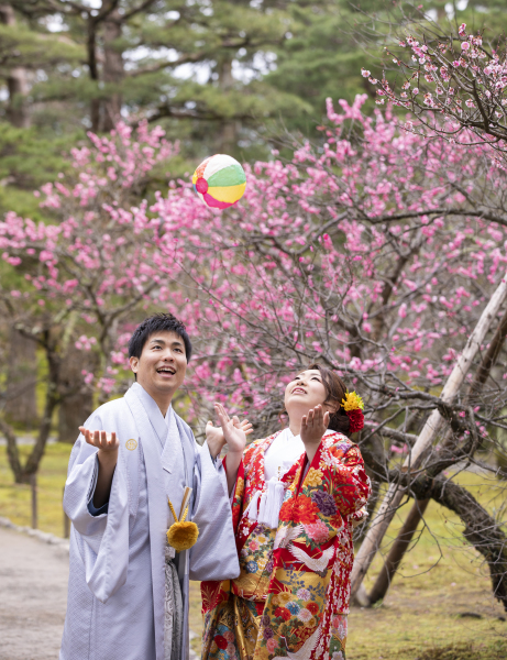 梅の花をバックに
