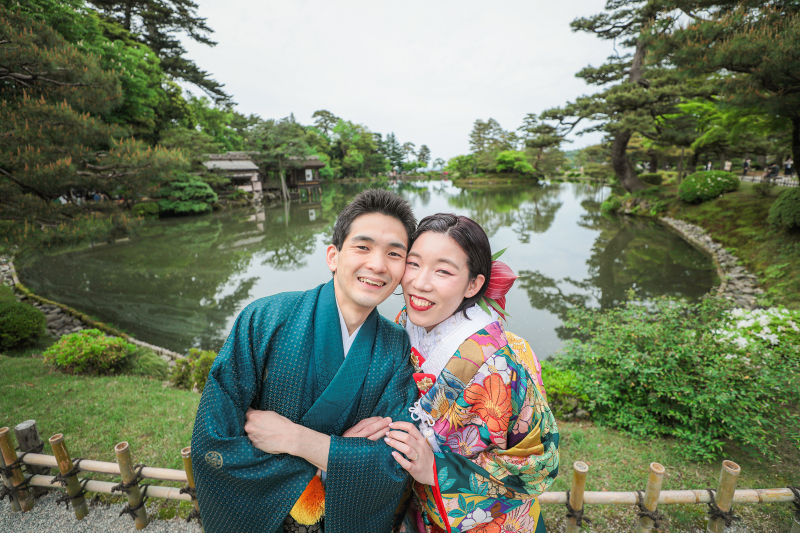 霞ヶ池をバックに★