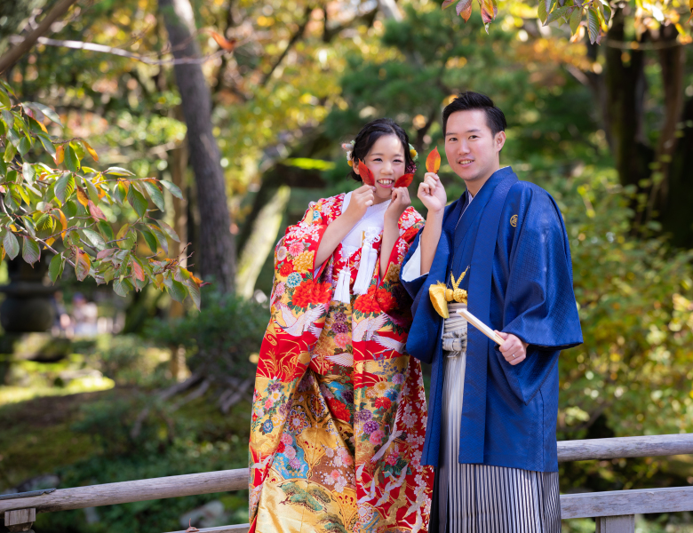 落ち葉を拾ってハイチーズ！