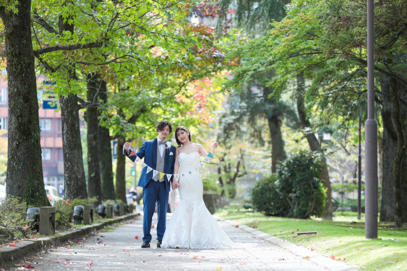 並木道で笑顔の一歩