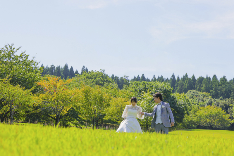 緑の中でのびのびと手を取り歩く広角ショット