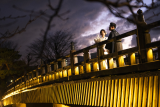 街灯が灯る夜の主計町へ