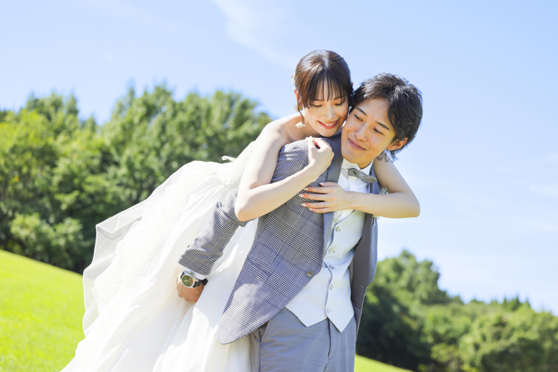 花嫁をおんぶして楽しそうに笑うショット