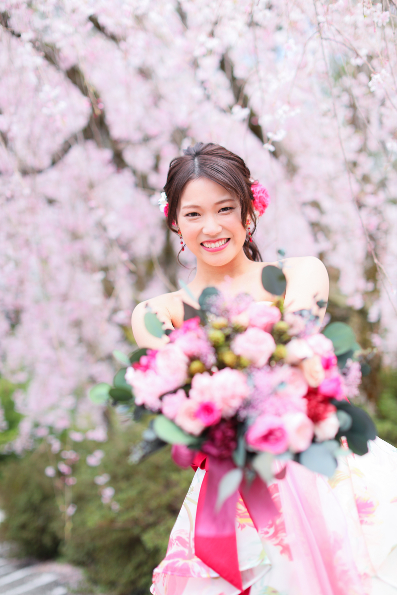桜とドレスとブーケの色合いも合わせかわいい♡