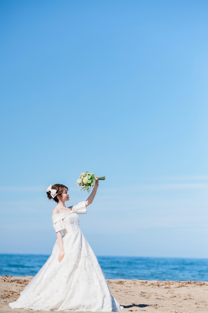 ブーケと夏の海辺