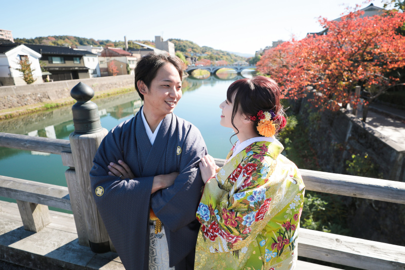 浅野川をバックに