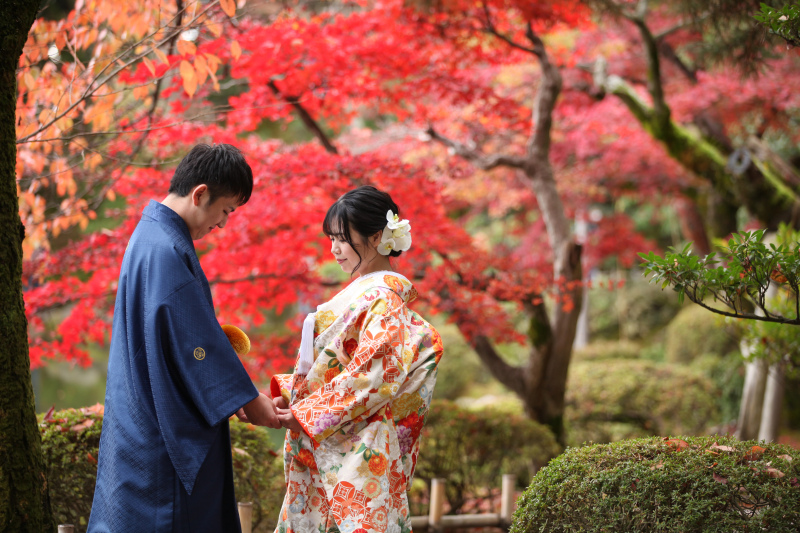 手を取り合って