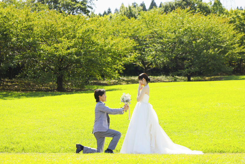 ひざまずいたプロポーズ風ショット