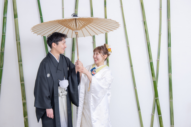 和傘で見つめ合う瞬間