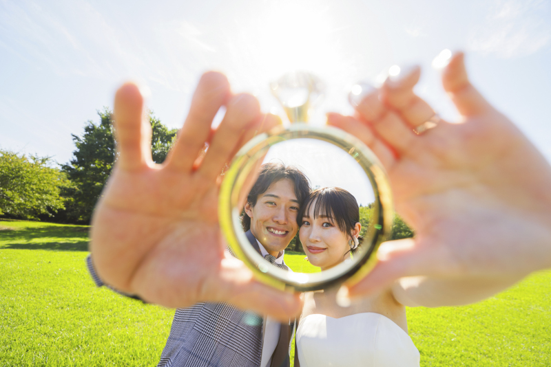 指輪モチーフ越しに覗くふたりの笑顔