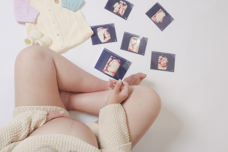 お腹の中で大切に育まれている小さな命と過ごす、今しかないかけがえのない時間。まだ会えていないけれど、確かにここに存在している新しい家族への想いを、一枚の写真にそっと残しました。