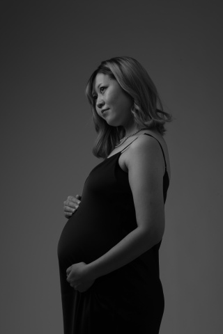 やわらかな光の中でお腹にそっと手を添える仕草には、これから生まれてくる我が子への深い愛情が溢れています。モノクロで表現することで、余計な装飾をそぎ落とし、今この瞬間の想いをより純粋に映し出しました。