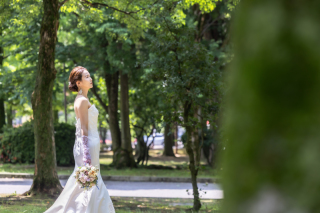 木漏れ日の中に佇む花嫁の姿は、まるで物語のワンシーン。風や光のやさしさまで感じられる、自然体の美しさを大切に撮影しました。