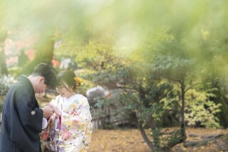 やわらかな光に包まれた景色と、華やかな和装が調和し、日本らしい情緒あふれる一枚に。自然の美しさとおふたりの絆が重なり合い、心に残る和装ロケーションフォトとなりました。