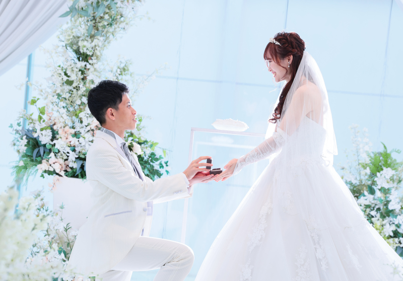 光に包まれたチャペルでのサプライズプロポーズ