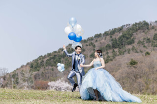 青空の下、笑顔が弾けた瞬間をキャッチ！おふたりらしい明るさと軽やかさを、そのまま写真に閉じ込めました。見るたび元気になれる1枚です。