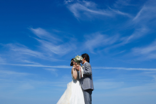 澄み渡る青空の下、まるで映画のワンシーンのような瞬間を。自然と笑顔がこぼれるロケーション撮影は、おふたりらしさをいちばん輝かせてくれます