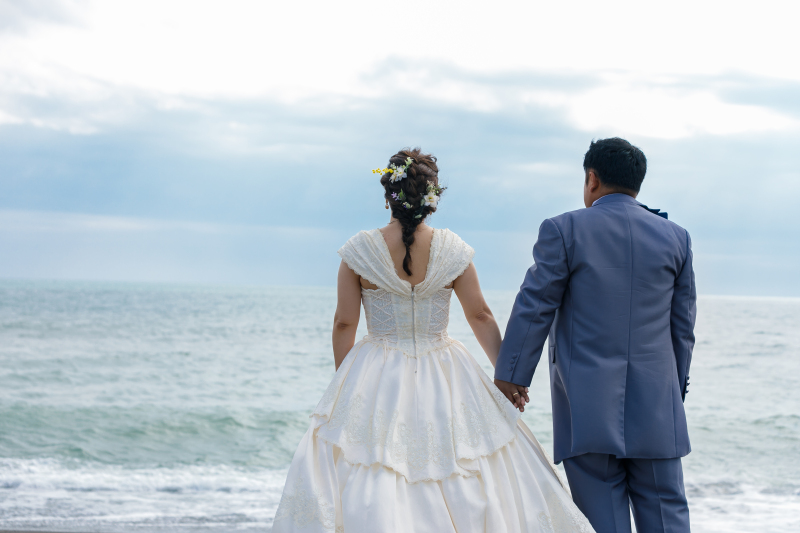 海に向かうおふたりのバックショット♡