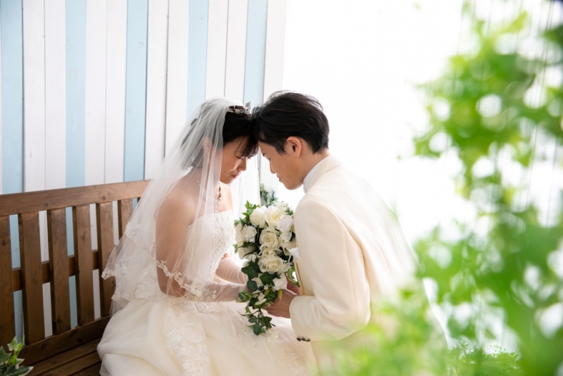 スタジオに戻ってウェディングドレスで撮影