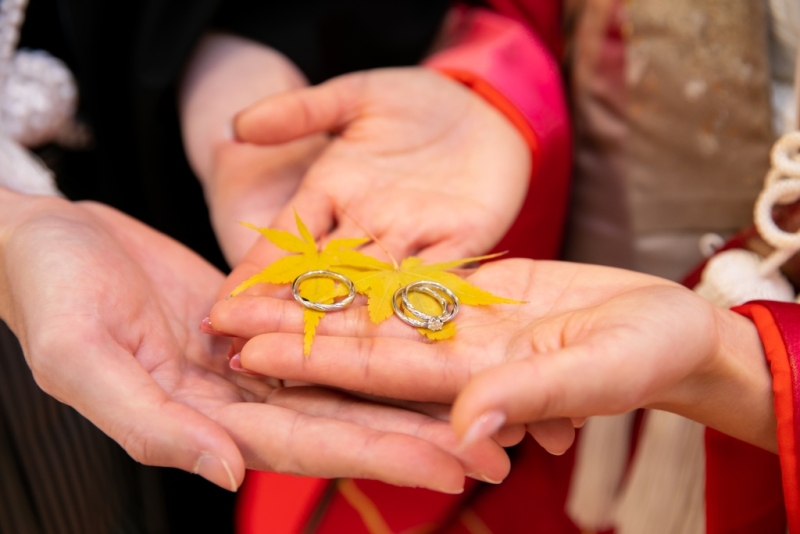 紅葉したもみじを使って指輪の撮影♡