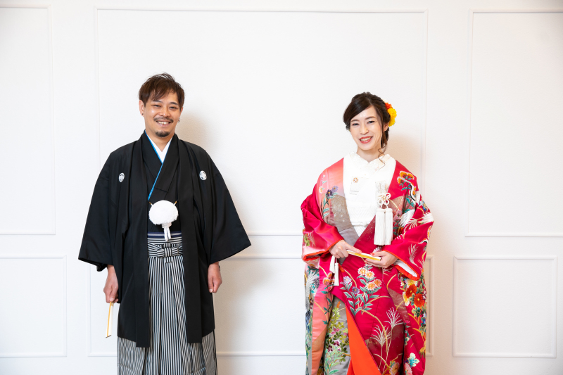 白壁に鮮やかな打掛がよく映える♡