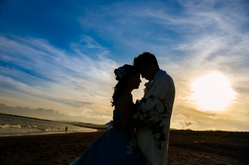 ブルーのカラードレスで海ロケーション