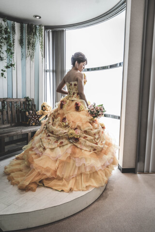 大きな窓の前に立っていただくことで、ご新婦様のバックシルエットはとっても綺麗に写ります！ボリュームのあるドレスは、本物のプリンセスみたいです！