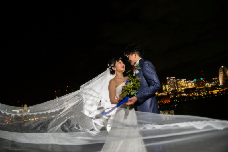 夜景をバックにロマンティックなショット!ナイト撮影だからこその写真が撮影出来ます!普段では味わえない、夜景の醍醐味です。