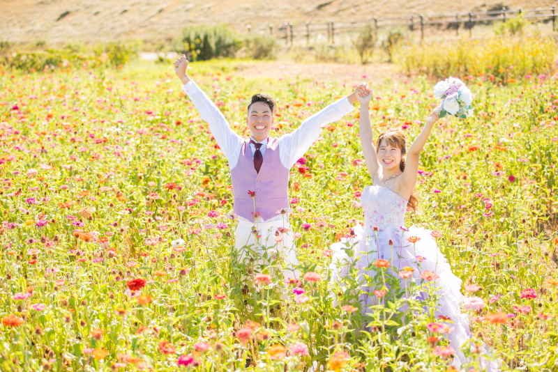 色々な種類のお花に囲まれてバンザイ！明るい２人ならではの元気いっぱい写真は見ている人も笑顔にさせます♪一面に広がるお花畑はたくさんの撮影ができるので、僕もワクワクしながらシャッターを押しています！