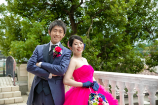 ビビットカラーのドレスで個性的な一枚を☆