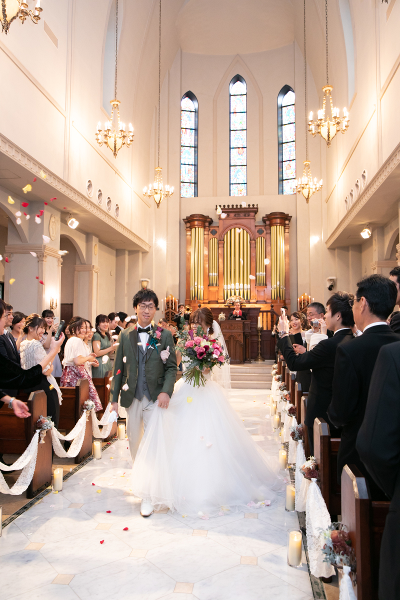 盛大な祝福の中、新郎新婦退場!