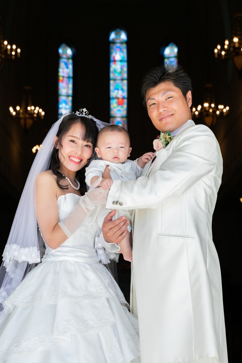 歴史あるステンドグラスがおふたりを照らす…♡
