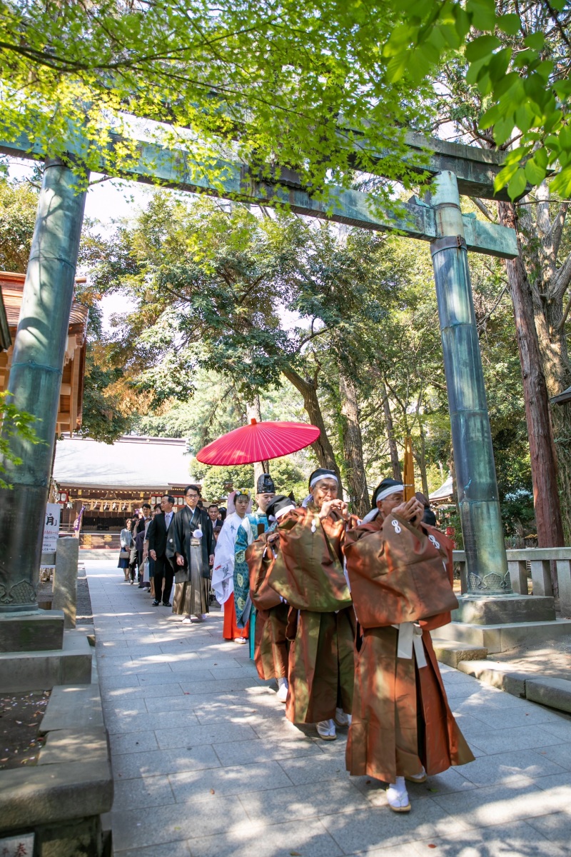挙式の後は再び並んで本殿を後に…