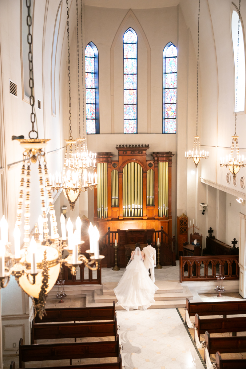 シャンデリアの上から挙式風ショット✽