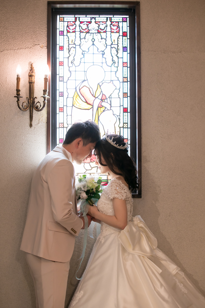 ステンドグラスを背景に…♡
