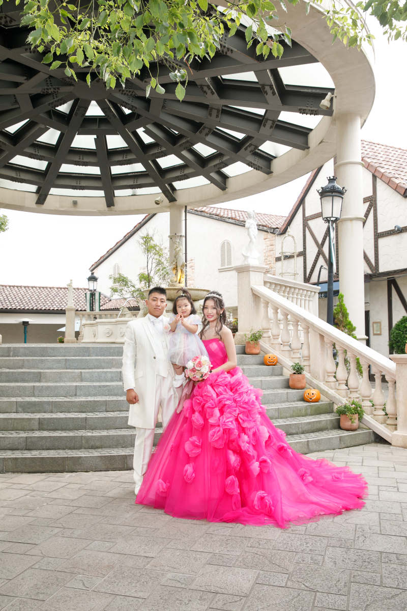 結びにはカラードレスで家族写真☆