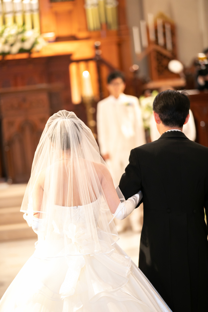 お父様とのご入場は感動のシーン…♡