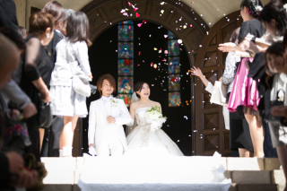 祝福に包まれたチャペル挙式