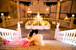 輝くイルミネーションを存分に活かしたトワイライト撮影！後ろからの姿は、さながらお城に住んでる王子様とプリンセスのよう☆寄り添っている新郎新婦様には、きっとこれからも幸せな未来が見えているはず！