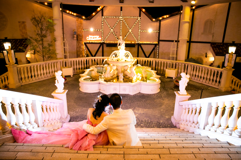 輝くイルミネーションを存分に活かしたトワイライト撮影!後ろからの姿は、さながらお城に住んでる王子様とプリンセスのよう☆寄り添っている新郎新婦様には、きっとこれからも幸せな未来が見えているはず!