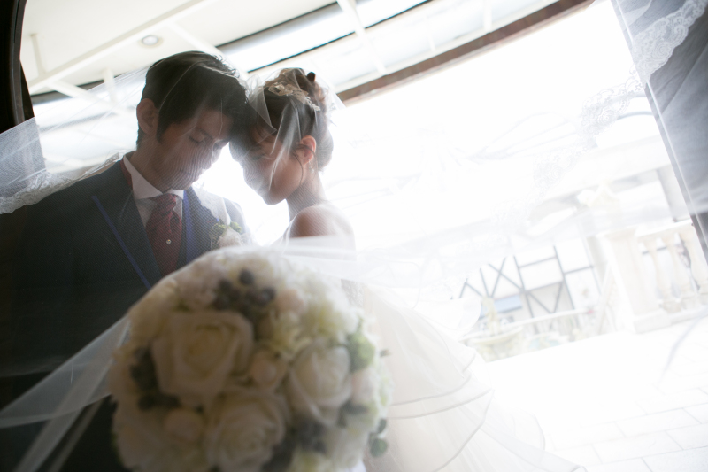 長いベールと光をふんだんに使ったこの写真は、物語のワンシーンに出てきそうな1枚に！
ご新郎様のタキシードが濃い色なので、ベールをかけても存在感はしっかりあります！