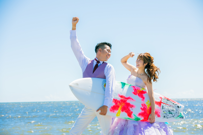 海を愛している2人には、趣味のサーフボードと一緒に撮影!元気いっぱいな新郎新婦様の自然な笑顔がフォトウェディングには一番♪大きく広がる大好きな海で過ごすいつもの時間が、なんだかもっと特別に!