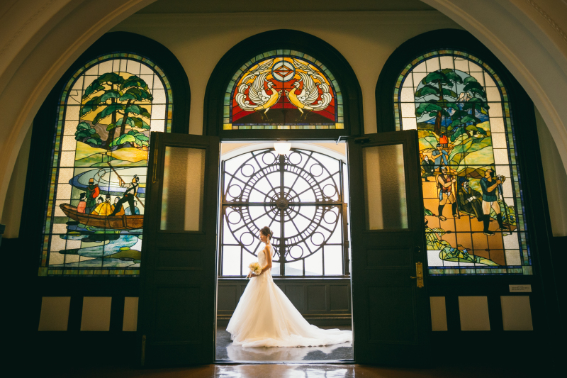 ステンドグラスの前で