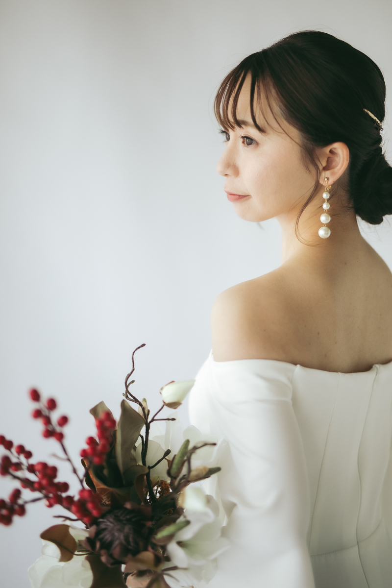 凛とした表情で