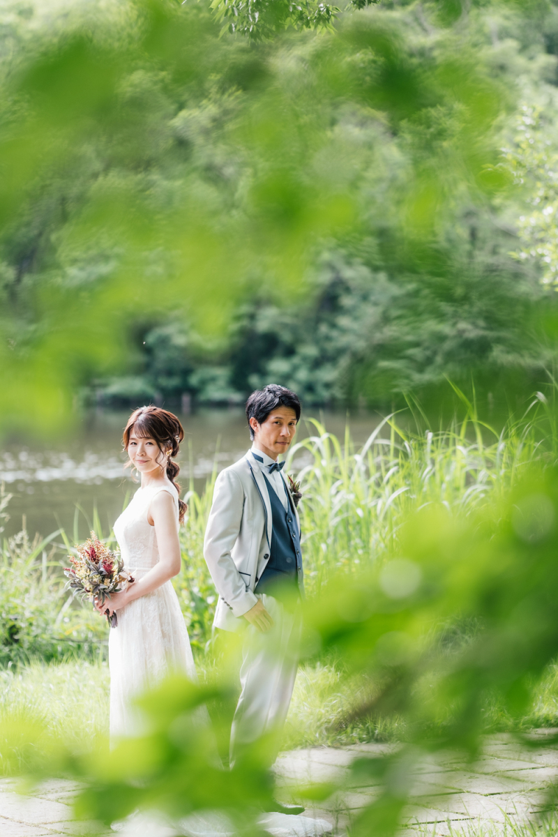 木の葉の間から視線を