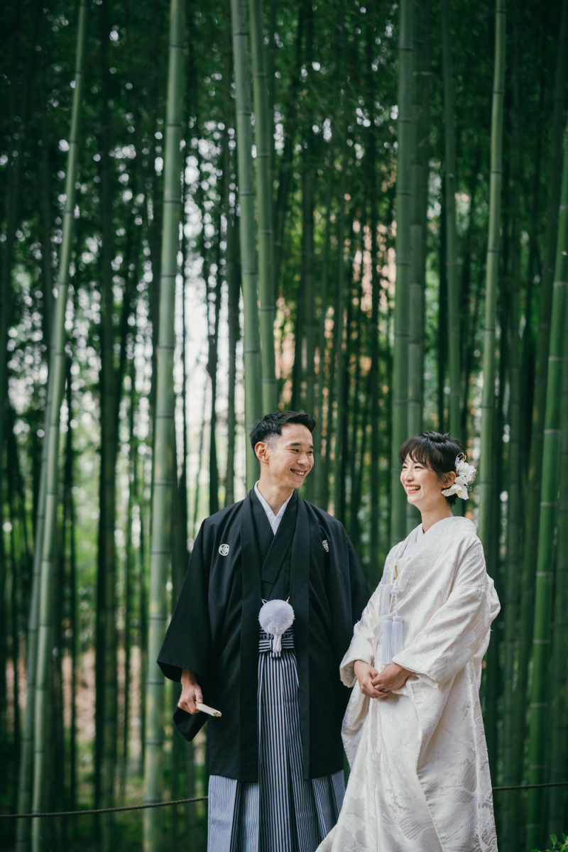 竹を背に和装を引き立たせる