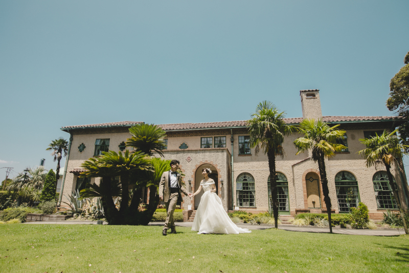 庭の芝生の上をお散歩